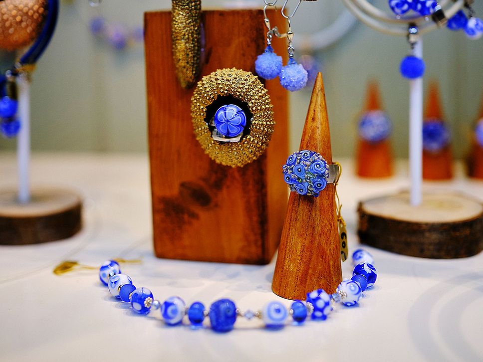 Schmuck aus blauen Perlen wird präsentiert.