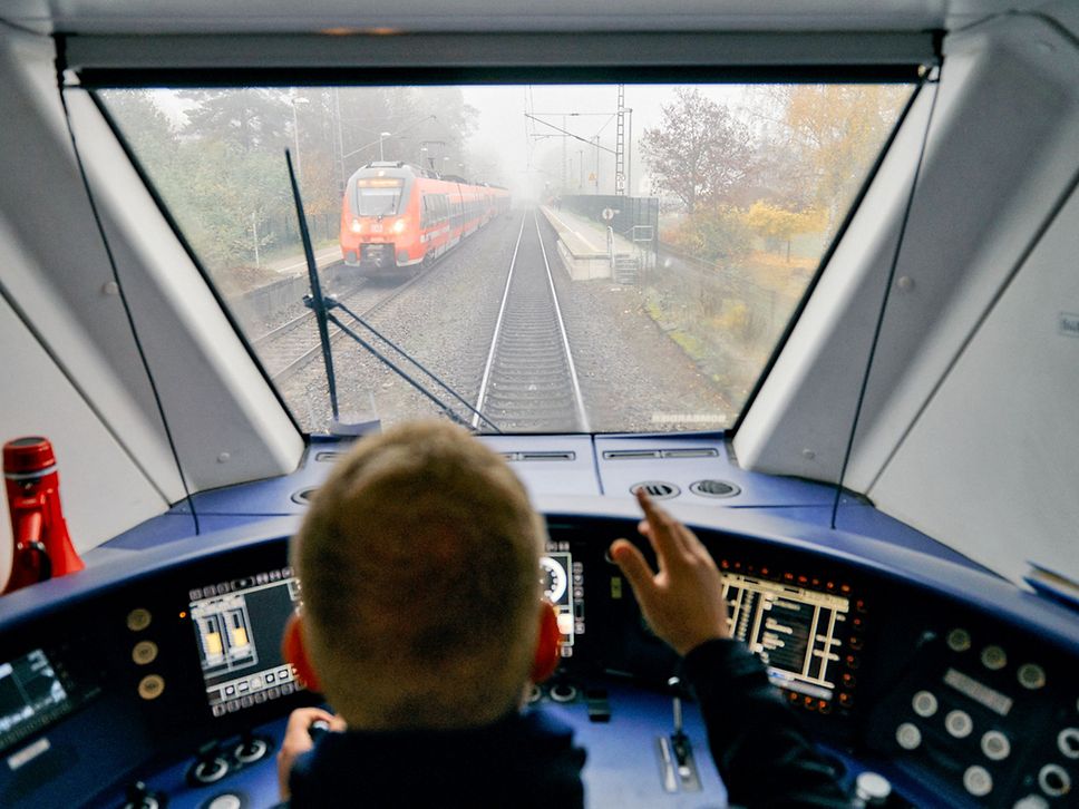 Blick über die Schulter eines Lokführers auf die Strecke.